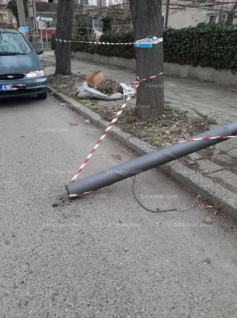 Силният вятър "счупи" изгнил стълб в Кърджали (снимки)