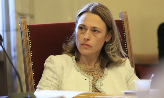 Заплашиха с убийство Ива Митева, шефката на парламента се страхува за детето си