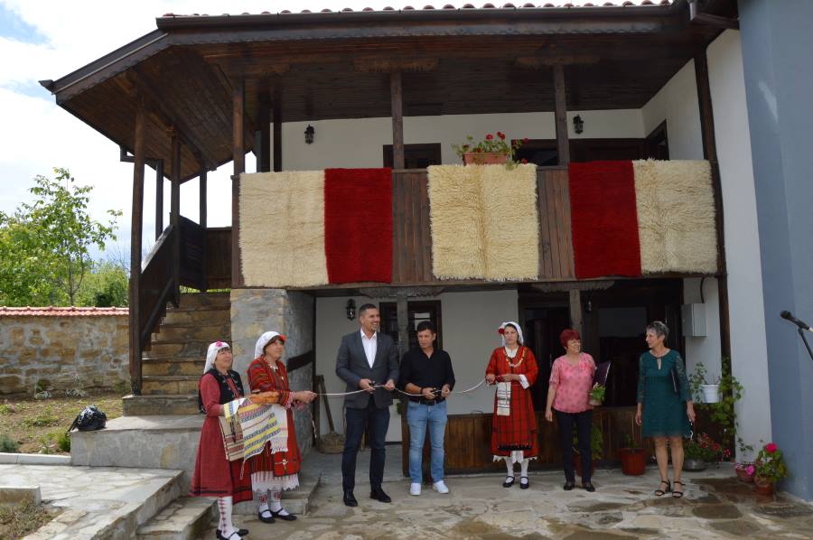 Празник в Пчеларово, кметът откри обновената къща музей