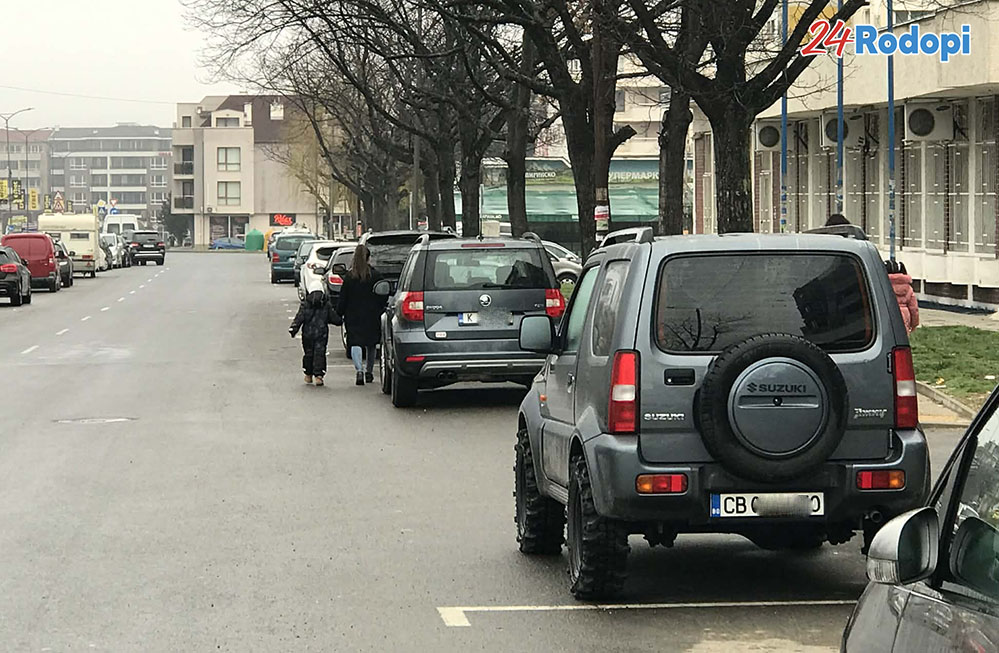 С детето покрай колите, а тротоарът пустее