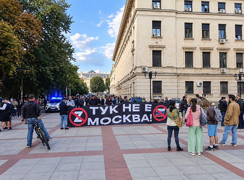 Кретенията дъно няма: Глистите от „Тук не е Москва“ срещу българско хоро!