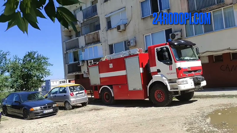 Огнеборци носиха болен до линейка