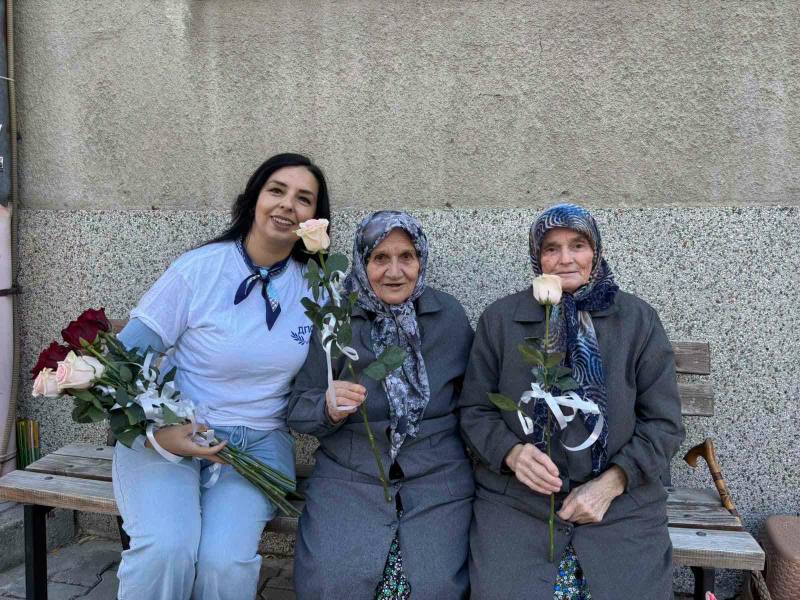 Рози и усмивки за възрастните дами и господа от Младежко ДПС в Момчилград