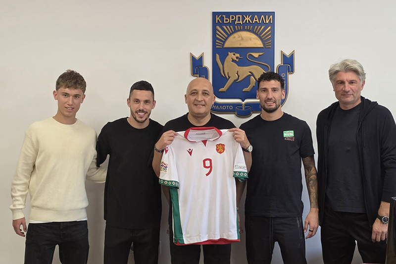 Трима играчи на „Арда“ при кмета…