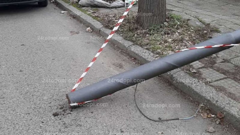 Тираджия от Стремци събори стълб и блокира булевард