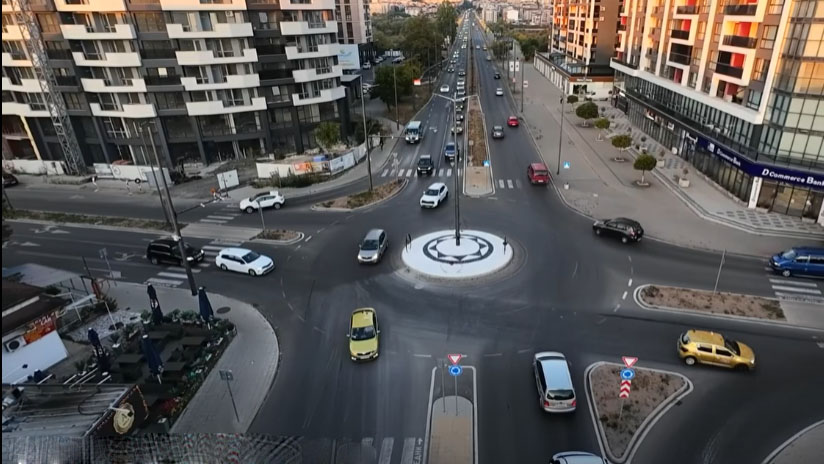Кола блъсна пешеходец в центъра!