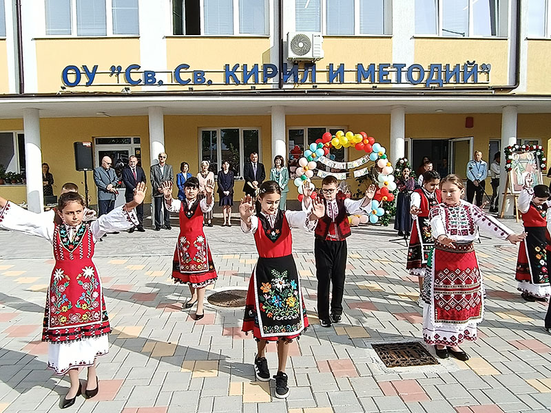 Търсят се 13 директори на основни училища!